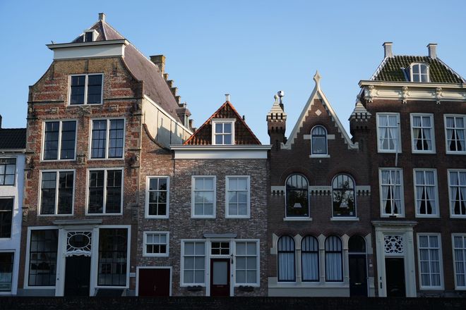 Historische Nederlandse gevels op een rij